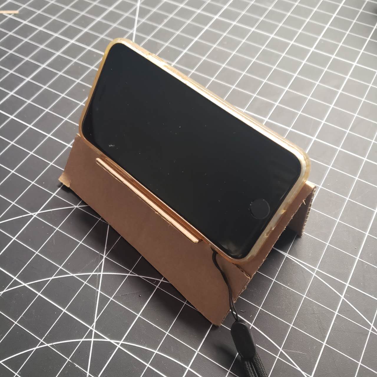 By adding extra support at the front, the stand is more stable.